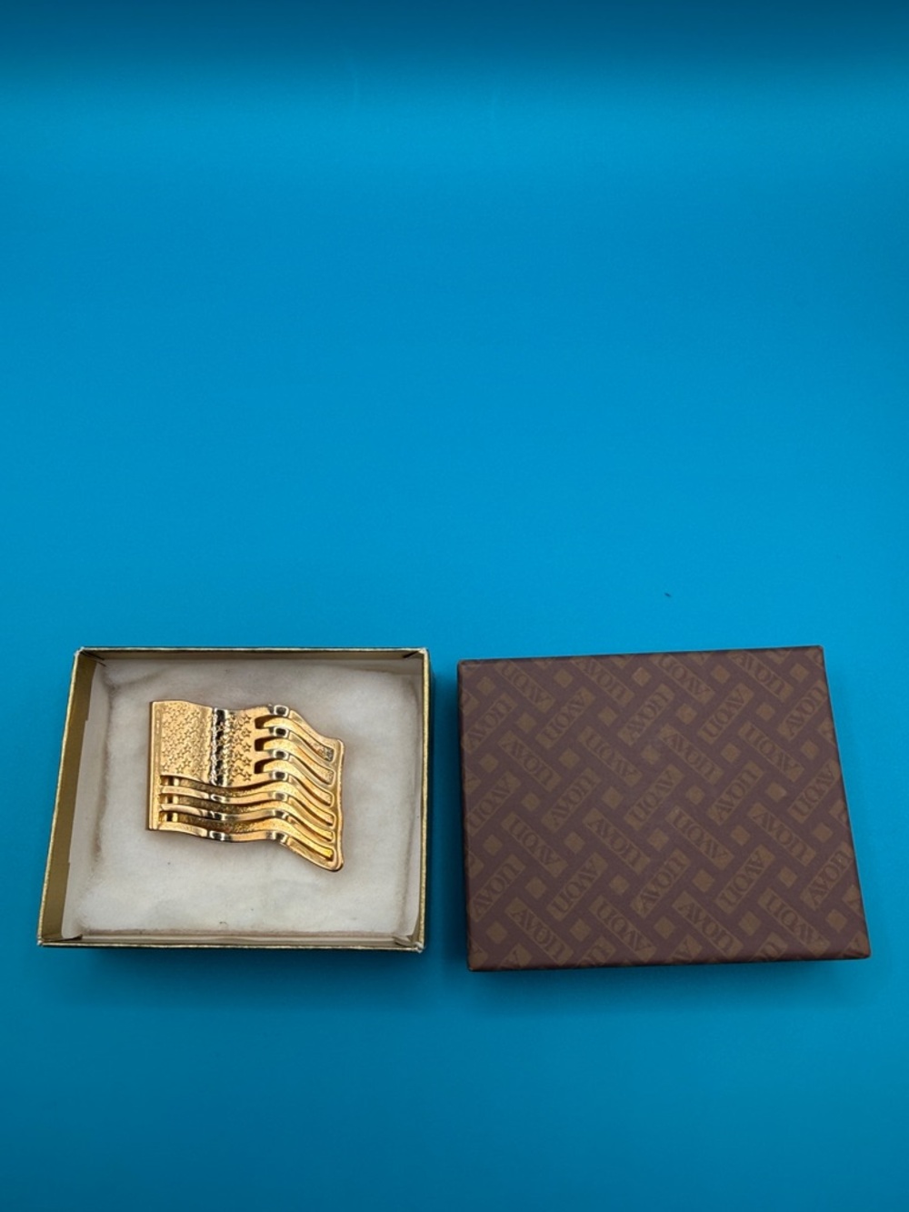 Avon Gold-Tone Wave Flag Design Money Clip in original package